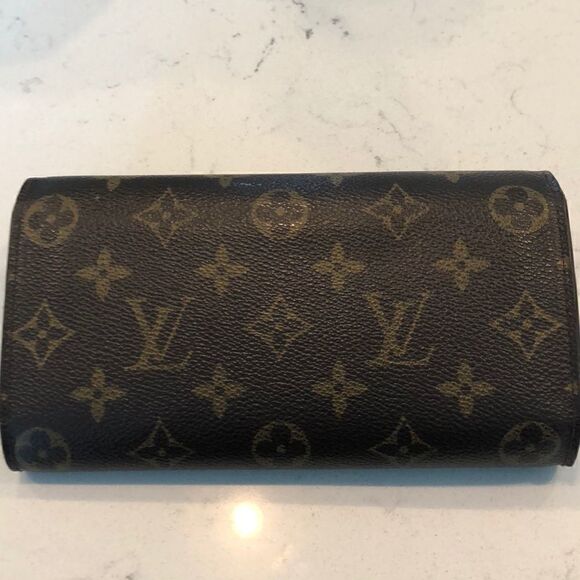 Authentic Louis Vuitton Monogram Sarah Wallet - Picture 2 of 5
